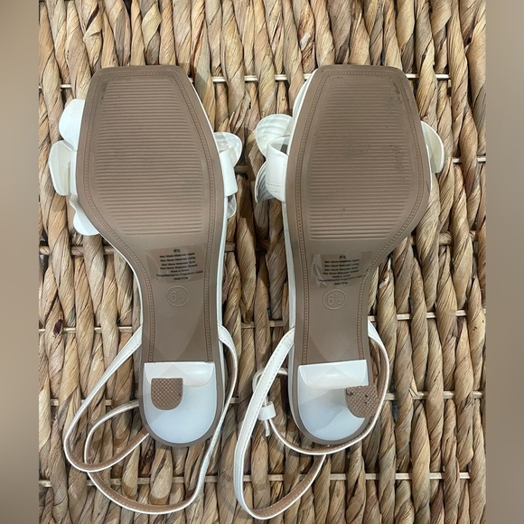 A New Day Women’s White Floral Kitten Strappy Heel Size 6.5 - Picture 2 of 3